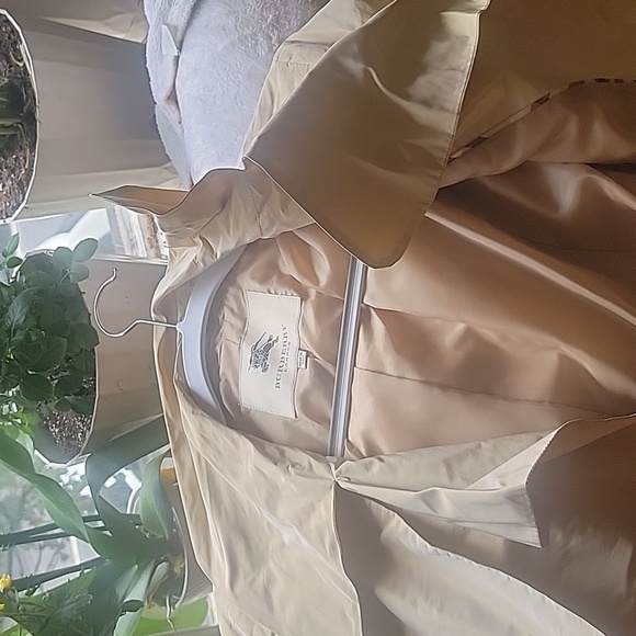 Burberry shiny light weight elegant trench coat - Picture 12 of 13